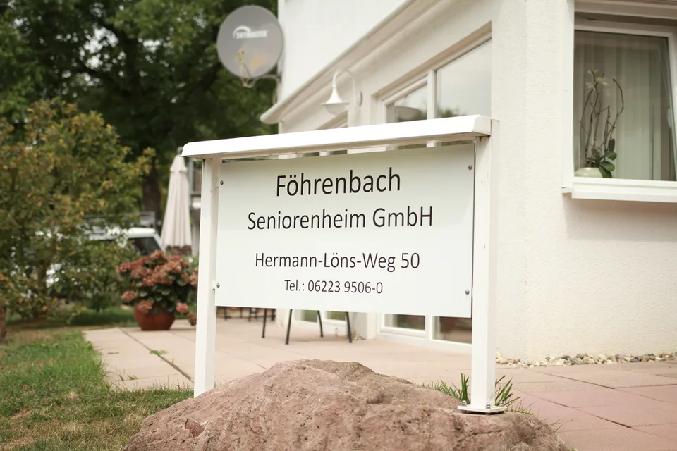Schild am Eingangsbereich des Seniorenheims Föhrenbach in Bammental