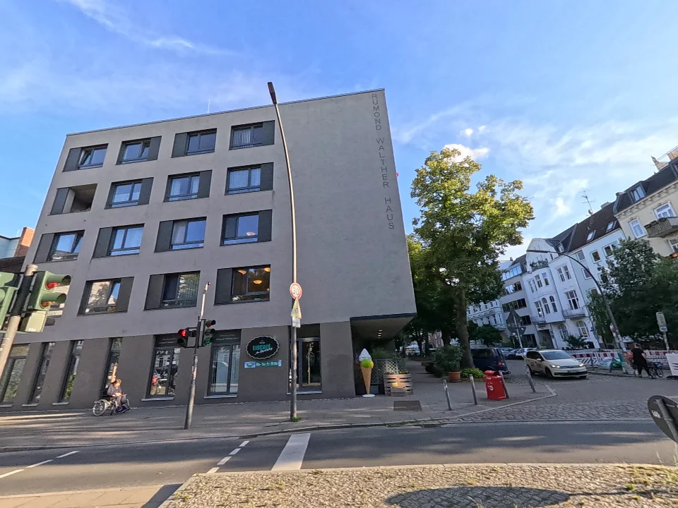 Helle Fassade mit der senkrechten Aufschrift Rumond Walther Haus am Klopstockplatz, Aufnahme vom 25. August 2026 in Hamburg