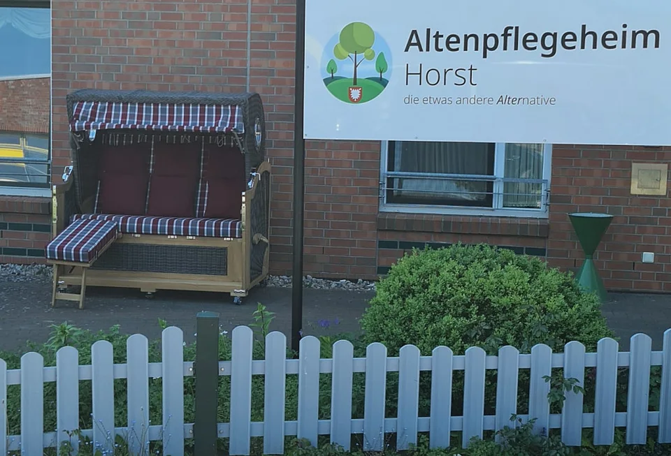 Sitzplatz und Hausschild am Altenpflegeheim Horst