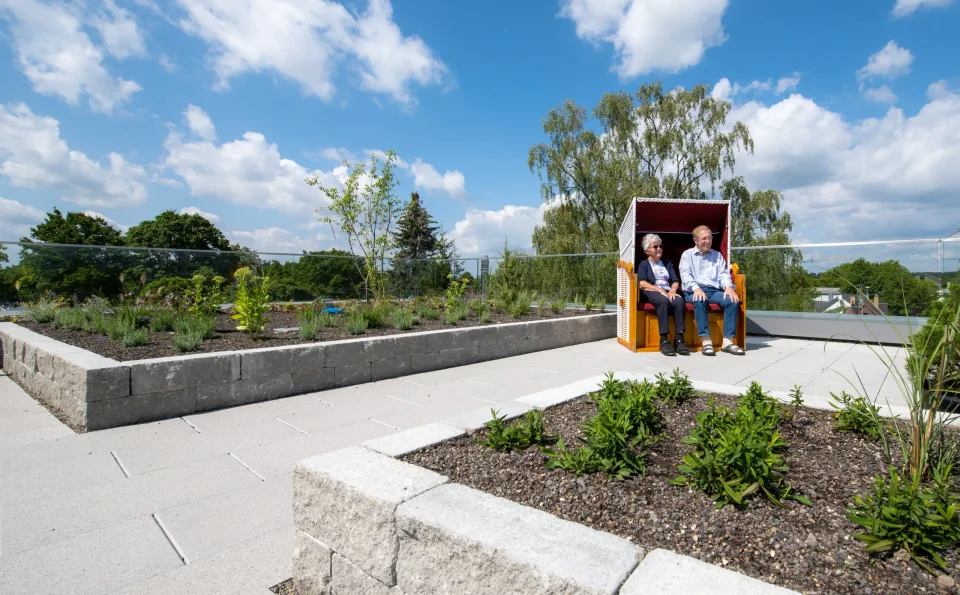 Bepflanzte Dachterrasse des Hauses Agape Stetten in Leinfelden-Echterdingen