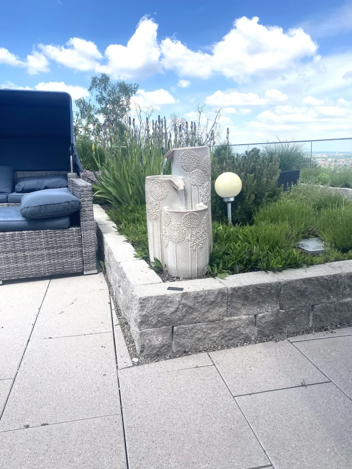 Weg und Hochbeet auf der Dachterrasse des Hauses Agape Stetten in Leinfelden-Echterdingen