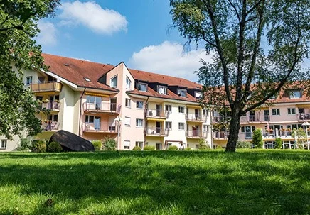 Außenansicht mit Garten – Azurit Seniorenzentrum Novalis, Bad Aibling