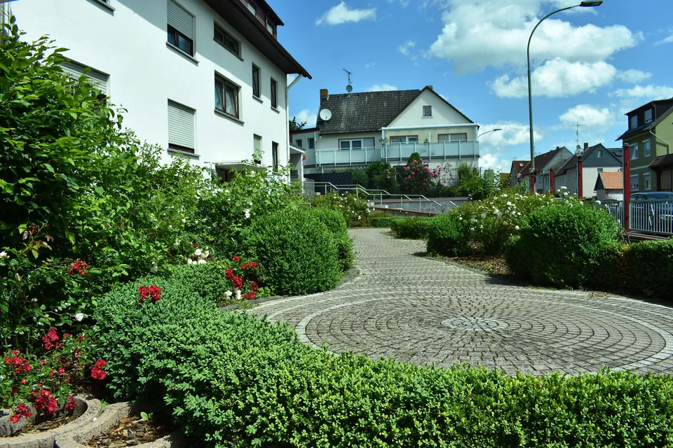 Gebäude und Garten des Pflegezentrums Rosengarten in Butzbach