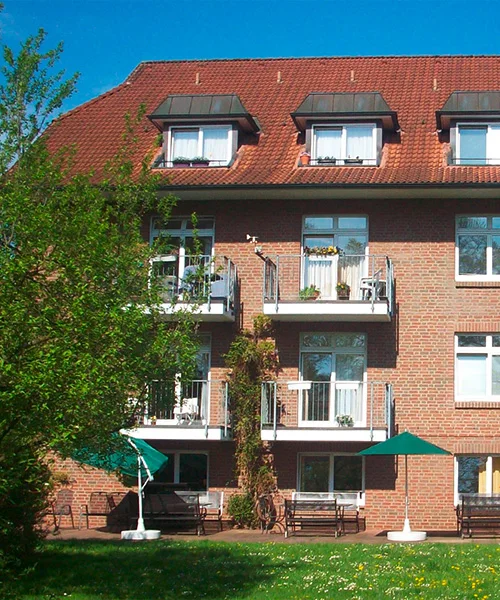 Gartenseite des Hauses Duvenstedt in Hamburg