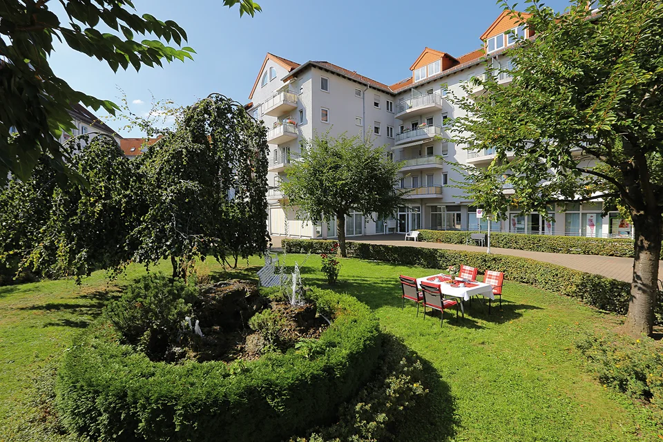 Gebäude und Garten der Seniorenresidenz Friedrichsau in Ulm