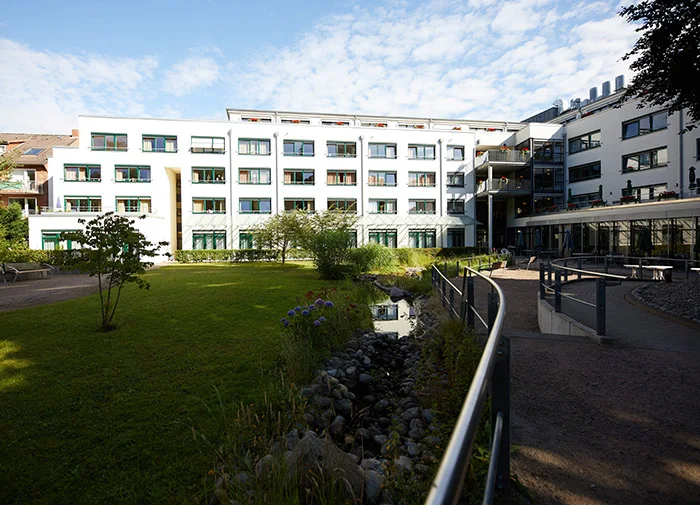 Gebäude und Garten der St. Gertrud Gemeindepflege in Hamburg