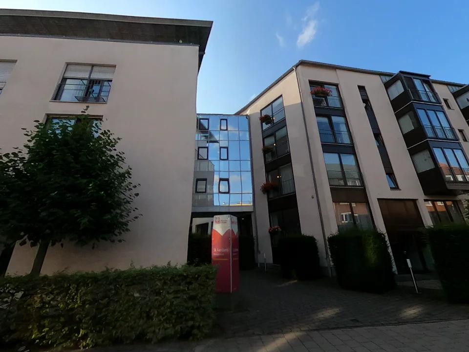 Fassade und Eingangsbereich mit dem Schild St. Lamberti, Aufnahme vom 9. August 2024 in Münster