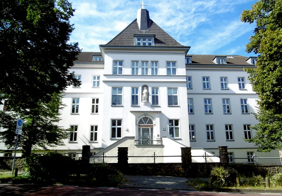 Fassade und Zugang zum Haus Margarete in Aachen-Forst, aufgenommen am 23. August 2024