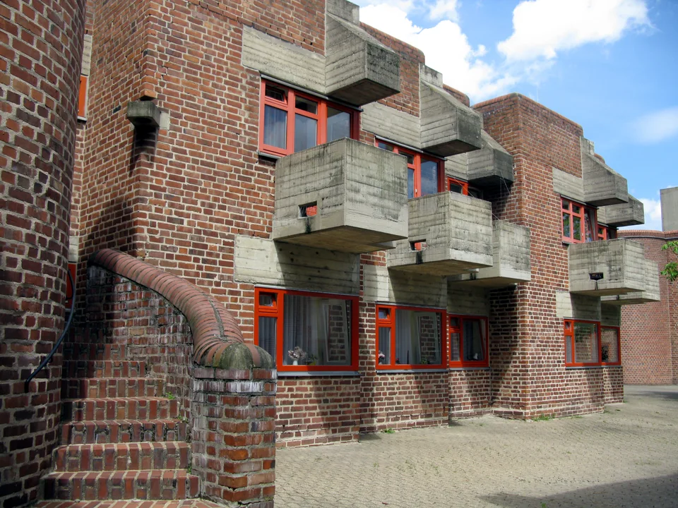 Backsteinfassade des Altenzentrums St. Hildegard in Düsseldorf-Garath, aufgenommen am 29. Juni 2016