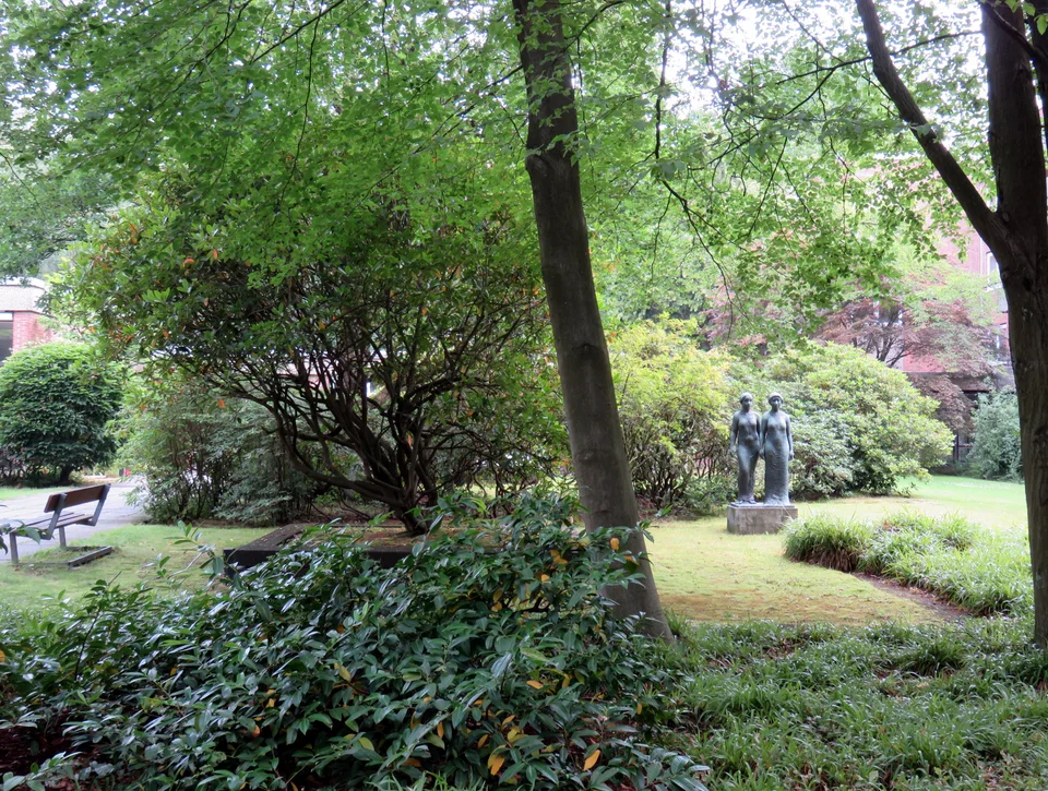 Garten des Altersheims am Rabenhorst mit Bäumen, Sitzbank und Skulptur, Aufnahme vom 13. Juli 2019 in Hamburg