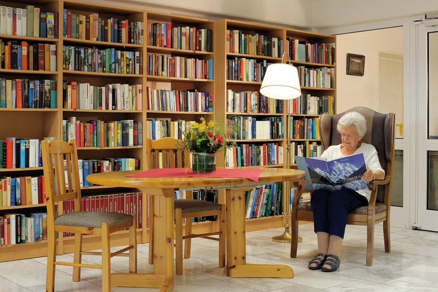 Bibliothek im Pro Seniore Wohnpark Ebersbach in Weichs