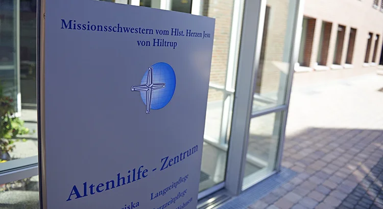 Eingangsbereich mit Hausschild – Altenhilfe-Zentrum der Missionsschwestern "Haus Franziska", Münster