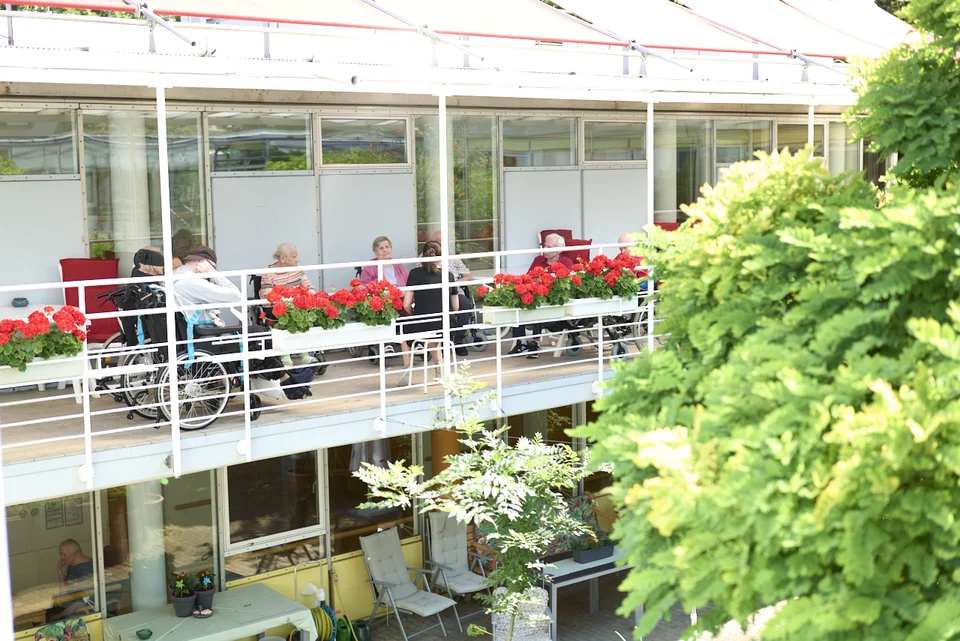 Veranda und Innenhof der August-Kayser-Stiftung in Pforzheim