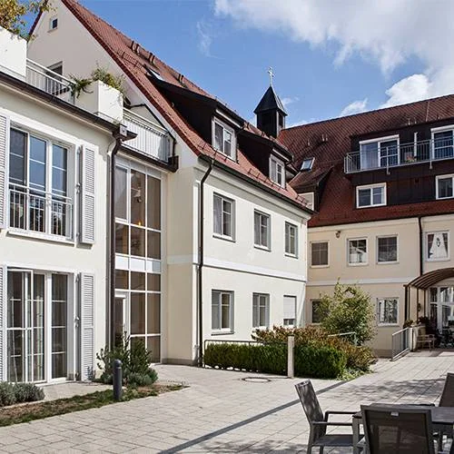 Innenhof des Seniorenheims St. Josef in Weihungszell in Schwendi