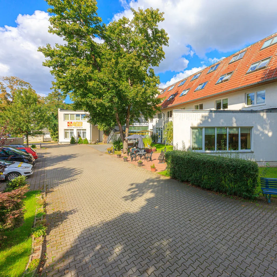 Gebäude und Zufahrt des ASB Seniorenhauses am Hain in Hohen Neuendorf
