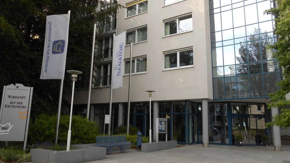 Eingang des Wohnstifts Auf der Kronenburg an der Märkischen Straße 100 in Dortmund, Aufnahme vom 5. Juni 2016