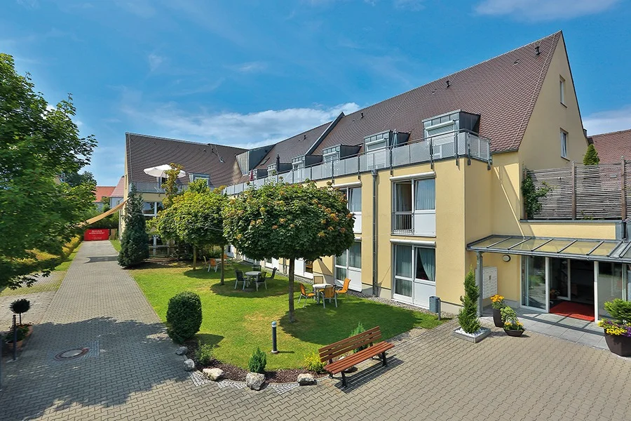 Gebäude und Garten der Pro Seniore Residenz Friedberg