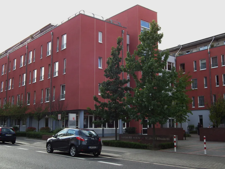 Rote Fassade und Eingangsbereich des Caritas-Altenzentrums St. Josef-Elisabeth in Köln-Mülheim, aufgenommen am 5. September 2011