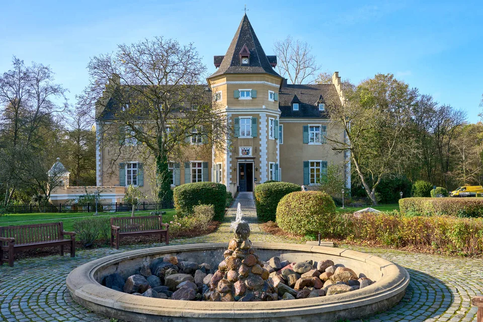 Schlossgebäude der Senioren-Residenz Schloss Westhusen in Dortmund