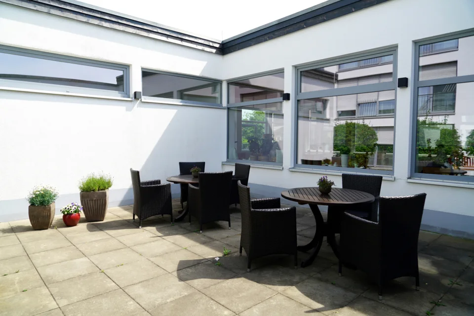 Sitzplätze auf der Caféterrasse des Village Seniorenzentrums in Bielefeld
