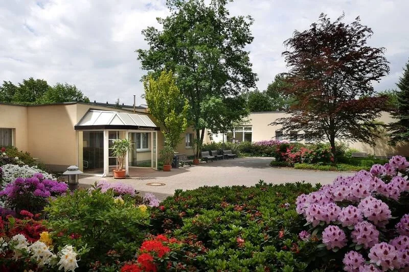 Garten mit Blick auf das Haus – Seniorenwohnhaus „Am Belmsdorfer Berg“, Bischofswerda