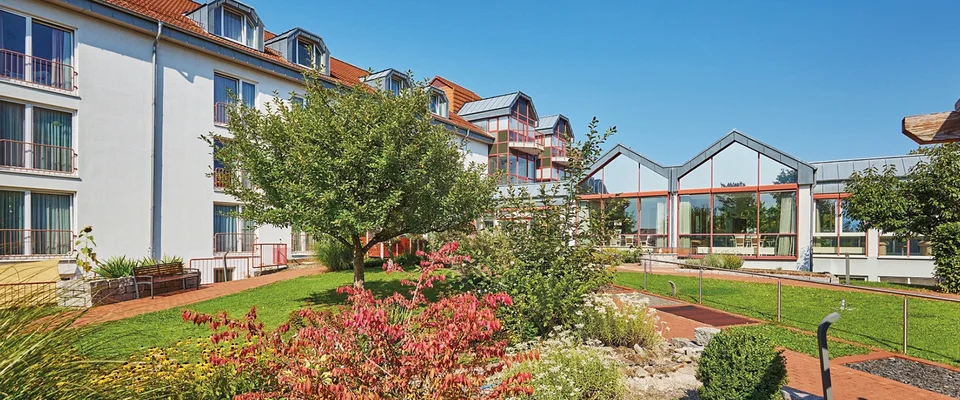Garten und Gebäude des SenVital Luisenhofs in Göttingen