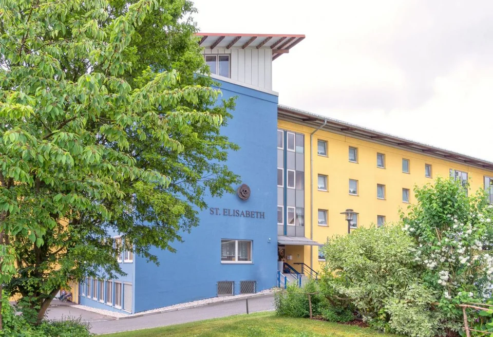Außenansicht des Seniorenheims St. Elisabeth Bruck in Bruck in der Oberpfalz