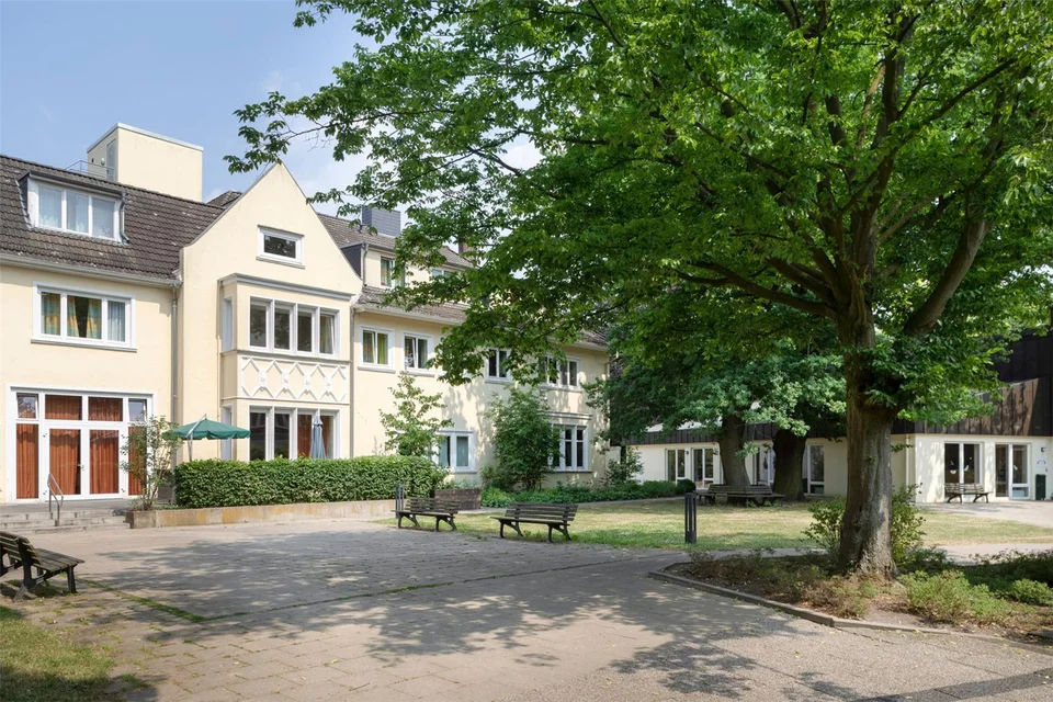 Gebäude und Garten des Pflegeheims Haus St. Elisabeth in Bremen