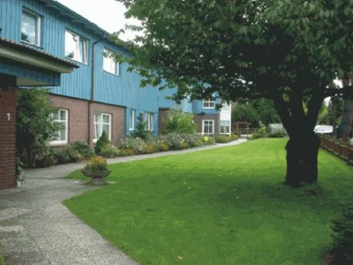 Gartenansicht des Altenpflegeheims Nottensdorf – Haus am Wald